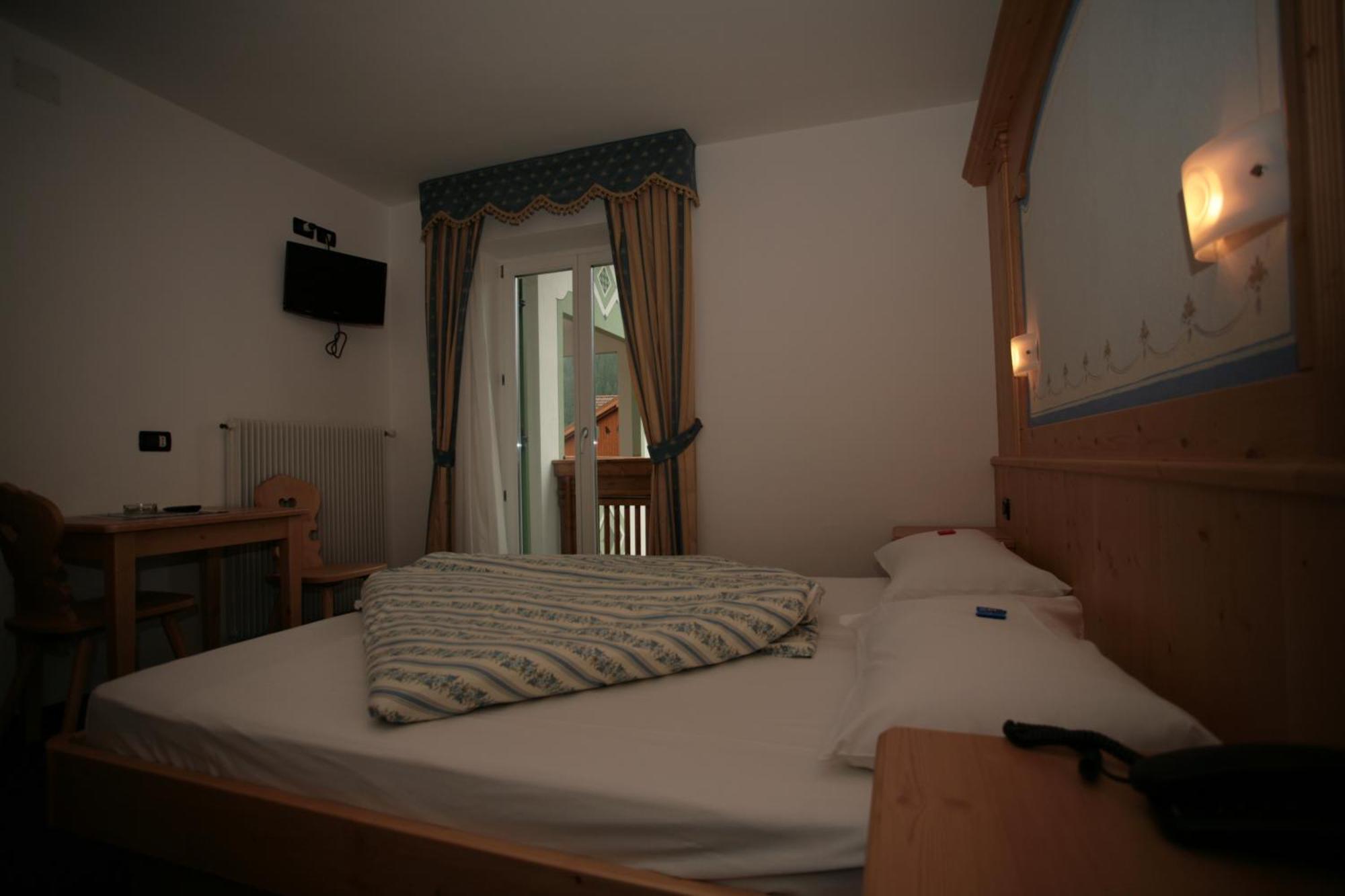 Garni Eden Hotel Canazei Ruang foto